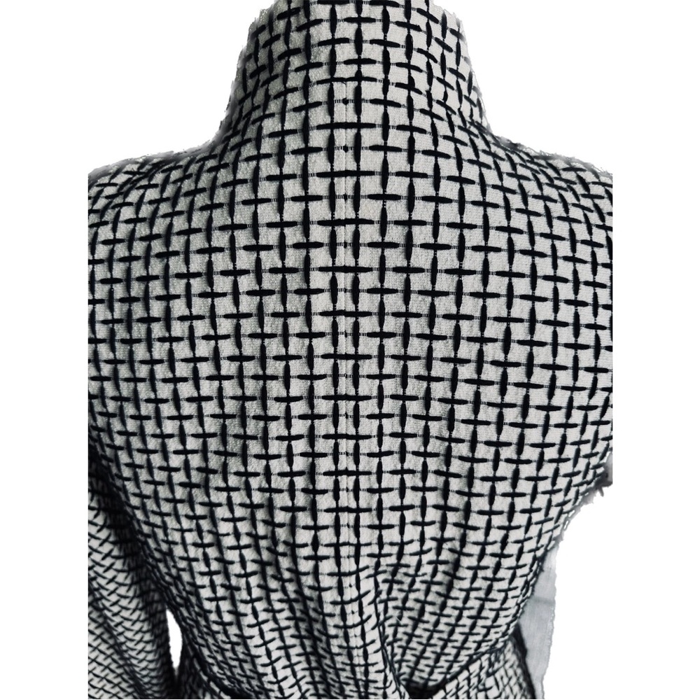 CHANEL Black and White Patterned Blazer - Picture 3 of 13